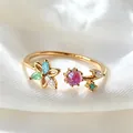 Eleganter goldener offener Ring mit bunten Zirkonia-Blumen und einem lebhaften rosa Edelstein - Einstellbar Offen / Goldene Krone Blumenstil (JZ0102)