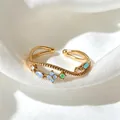 Eleganter vergoldeter verstellbarer Ring mit bunten Zirkonblüten auf weißem Seidenhintergrund - Einstellbar Offen / Hellblaues Blumenseil-Stil (JZ0100)