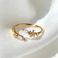 Eleganter verstellbarer Blumenring aus Gold mit funkelnden bunten Zirkoniasteinen - Einstellbar Offen / Gold Schmetterling Rosa Weiß Zirkonia (JZ0108)