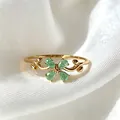 Eleganter goldener verstellbarer Ring mit grünen Zirkonia-Steinen im Blumendesign - Einstellbar Offen / Blau-rosa Blumentropfen-Stil (JZ0110)