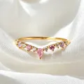 Eleganter goldener V-Ring mit rosa und lila Zirkonia auf weichem Seidenhintergrund - Einstellbar Offen / Pink und Lila V-Förmiger Kronenstil (JZ095)