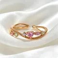 Süßer verstellbarer Goldring mit herzförmigem rosa Zirkon und bunten Schmucksteinen - Einstellbar Offen / Rosa Herz Welliger Ringband-Stil (JZ071)