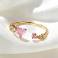 Elegante goldene offene verstellbare Ring mit süßen rosa Herz-Zirkonen für Damen - Einstellbar Offen / Rosa Herz Asymmetrischer Offener Stil (JZ082)