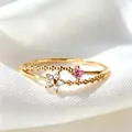Eleganter verstellbarer Ring in Gold mit Zirkonia-Blume und rosa Schmucksteinen. - Einstellbar Offen / Weiße Zirkonia-Blume mit Rosa Diamant-Stil (JZ086)