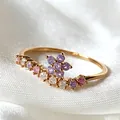 Süßer verstellbarer Blumenring mit lila und rosa Zirkoniasteinen auf weißer Seide - Einstellbar Offen / Lila Zirkonia Blumen-Stil (JZ077)