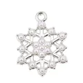 Gros plan détaillé d'un pendentif flocon de neige argenté avec des perles blanches élégantes - Flocon de Neige avec Incrustation de Perles Argenté (px1122-16)