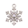 Gros plan détaillé d'un pendentif flocon de neige argenté avec des perles blanches - Pendentif Flocon de Neige avec Nœuds de Perles Argenté (px1122-20)