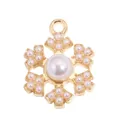 Vue macro détaillée d'un pendentif flocon de neige doré avec incrustations perles. - Pendentif Flocon de Neige avec Grandes et Petites Perles Doré (px1122-21)