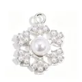 Détail d'un pendentif flocon de neige argenté avec incrustations de perles blanches pour bijoux - Pendentif Flocon de Neige Argenté avec Pavé de Micro Perles (px1122-22)