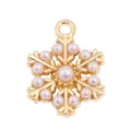 Vue détaillée d'un pendentif flocon de neige doré avec perles pour bijoux DIY - Flocon de Neige avec Perle Artificielle Doré (px1122-23)