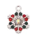 Vue rapprochée détaillée d'un pendentif flocon de neige scintillant aux pierres rouges et vertes. - Flocon de Neige en Zircone Rouge et Vert Argenté (px1122-26)