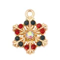Vue macro détaillée d'un pendentif flocon de neige de Noël doré avec des strass colorés. - Flocon de Neige en Zircone Rouge et Vert Doré (px1122-25)