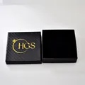 Elegante schwarze Schmuckschatulle aus PU-Leder mit goldener HGS-Logo und Samt-Innenseite - 9x2.5cm / Schwarz