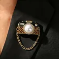 Elegante vintage camera-broche met een grote parel en kristallen op een blazer - Vintage Camera Vorm Broche (4702) / Goud