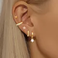 Primer plano detallado de set de pendientes y brazalete de oreja dorados con mariposas. - Conjunto Mariposa Estrella Flor (Dorado) / Set de 5 piezas