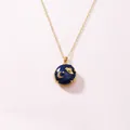 Roestvrijstalen medaillon ketting met sterrenhemel hanger, maan en sterren design - Saffier Ruimte / Goud