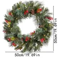 Detailansicht der Größe des Weihnachtskranzes mit roten Beeren und warmen Lichter. - 50cm