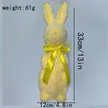 Detaillierte Größenangaben für gelbe Glitzer-Osterhasen-Deko mit einer gelben Schleife - 33cm Höhe / Gelb