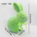 Dekorative grüne Glitzer-Osterhasenfigur mit Maßen auf weißem Hintergrund dargestellt - Höhe 23.5cm / Grün