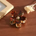 Detailansicht der Haarspange aus Acetat in Blumenform mit goldener Metallbasis - Dunkelminze