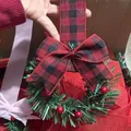 Mini corona de Navidad hecha a mano con lazo de cuadros rojos y negros decorativo - Corona de Lazo de Cuadros Negros y Rojos