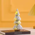 Kleine besneeuwde kerstboom met warme LED-lampjes op een rustieke houten voet voor tafel - Pagode Geflokte Stijl (Geen Licht) / 20cm