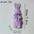 Figurine de lapin de Pâques floquée violette avec nœud ruban pour cadeaux de fête - 20cm de hauteur / Light lavender purple