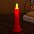 Primo piano di una candela LED rossa senza fiamma con luce gialla per decorazioni - Rosso Grande