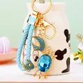 Llavero de cangrejo de cristal azul con correa trenzada azul claro y dije de corazón - Cuerda Azul Cielo + Cangrejo Pequeño de Cristal Azul / Embalaje individual en bolsa OPP