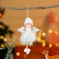 Detailansicht einer weißen Plüsch-Engelsfigur, die an einem Zweig als Weihnachtsbaumschmuck hängt - Weißer Feder-Engel-Anhänger / Weiß