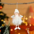Nahaufnahme eines weißen Plüschengel-Anhängers für den Weihnachtsbaum an einem Zweig - Weißer Dünne-Linie-Engel-Anhänger / Weiß