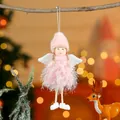 Nahaufnahme eines rosa Plüsch-Engel-Puppenanhängers für die weihnachtliche Baumdekoration zu Hause. - Rosa Engel Anhänger / Rosa