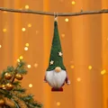 Handgemachter Weihnachtsgnom-Anhänger mit grüner Strickmütze und goldenen Stern-Pailletten - Bart-Stil / Grüner Hut