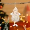 Detailansicht eines flauschigen Engelsanhängers mit Flügeln für die Weihnachtsdeko - Beige Engel Anhänger / Beige