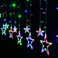 Tenda luminosa natalizia a LED multicolore con stelle brillanti su sfondo nero profondo - Colorato