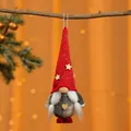 Handgefertigter Weihnachts-Gnom Anhänger mit roter Mütze und Herzdetail am Zweig - Geflochtener Stil / Roter Hut Grauer Körper