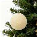 Primo piano di una pallina di Natale floccata bianco crema su un albero di pino - 2.0cm / Bianco avorio