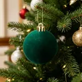 Vista macro dettagliata di una pallina di Natale floccata verde scuro su un albero festivo - 2.0cm / Verde Scuro