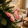 Nahaufnahme eines rosa Glitzer-Schmetterlingsclips als Christbaumschmuck am Zweig. - Diamantsamt Schmetterling / 3er-Set / Rosa