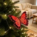 Detailaufnahme eines roten glitzernden Schmetterlings-Weihnachtsbaumschmucks - Diamantsamt Schmetterling / 3er-Set / Burgunderrot