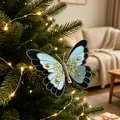 Nahaufnahme eines dekorativen blauen Glitzer-Schmetterlings am Weihnachtsbaumzweig - Diamantsamt Schmetterling / 3er-Set / Blau