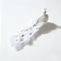Detalle de un elegante pavo real blanco artificial de Navidad con plumas y brillos - Pavo Real Blanco