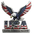 Patriotisches USA Adler Metallabzeichen fürs Auto mit Sternen Streifen und Motto-Text - USA Adler Emblem / Silber