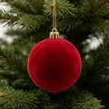 Elegante pallina di Natale rossa floccata appesa a un ramo di pino festivo verde - 2.0cm / Borgogna