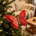 Detailansicht eines roten Glitzerschmetterlings-Clips an einem hellen Weihnachtsbaum - Diamantsamt Schmetterling / 3er-Set / Rot