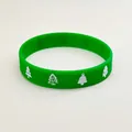 Pulsera navideña de silicona verde con motivos de árboles blancos para fiestas y regalos - 202x12mm / Verde Estilo 3