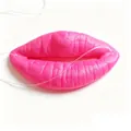 Vista detallada del accesorio de labios de salchicha rosa con textura y cintas elásticas - Estilo Labio Rosa / Rosa