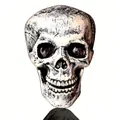 Detailansicht einer realistischen verwitterten Halloween-Totenkopfstütze für den Garten - Einzelner Totenkopf / Beige