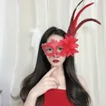 Elegante rote Spitzen-Maskenball-Maske mit exquisiten Blumen- und Federdetails für Damen - Feder Blume Spitze Stil / Rot