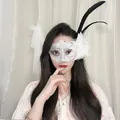 Elegante silberne Spitzen-Augenmaske mit weißer Blume und schwarzen Federn für Maskenball. - Feder Blume Spitze Stil / Weiß